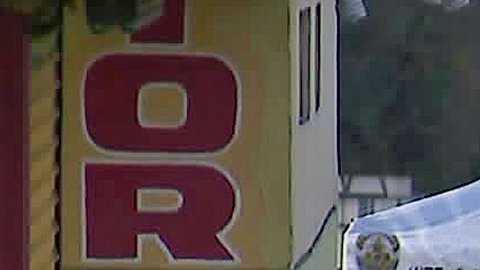 Los agentes del LAPD cubrieron el cuerpo del occiso con una carpa.