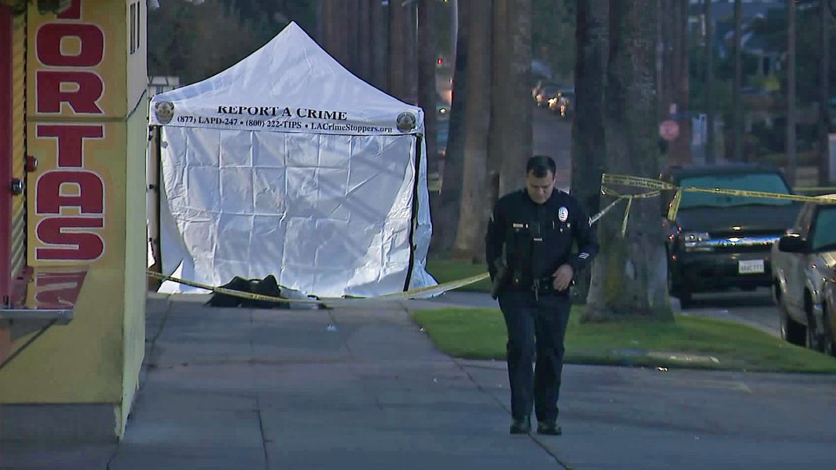 Los agentes del LAPD cubrieron el cuerpo del occiso con una carpa. 