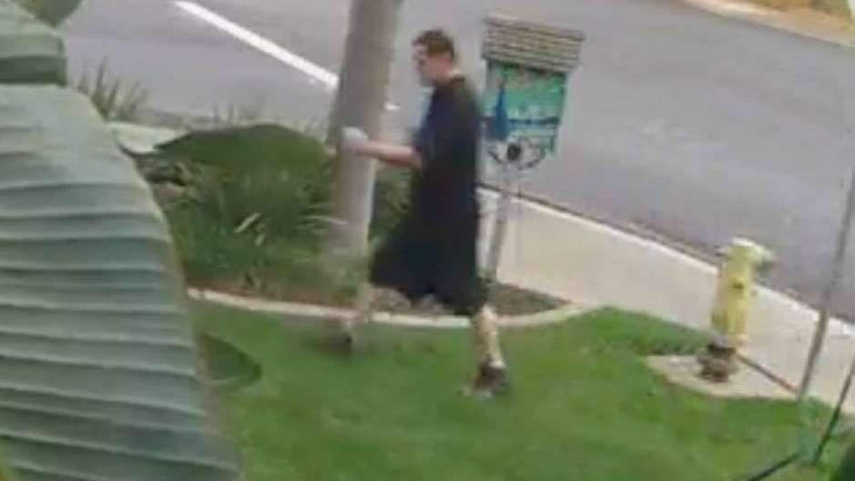 Imagen del presunto ladrón de una casa en Turlock, California, mientras una niña de 13 años se encontraba en el interior.