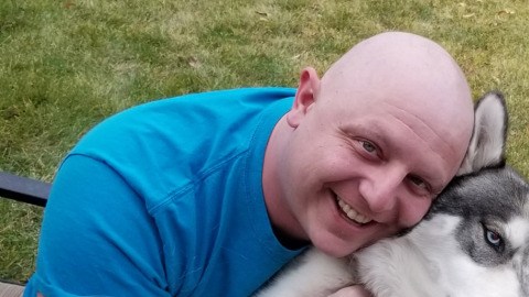 Michael Dizoglio fue diagnosticado con cáncer de testículo gracias a su perro.
