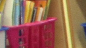 Alumnas dsifrutan de la lectura.