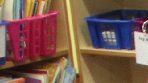 Alumnas dsifrutan de la lectura.