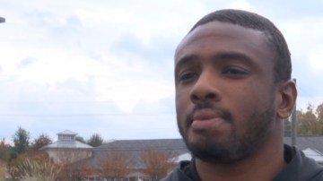 Este muchacho robaba bancos disfrazado. Pero se paró a dar una entrevista en televisión y así fue capturado.