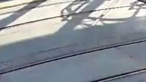 Un ciego casi es arrollado por un tren.