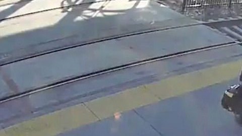 Un ciego casi es arrollado por un tren.