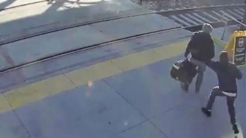 Un ciego casi es arrollado por un tren.