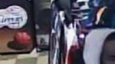 El delincuente primero se hizo pasar por cliente pero después desató su furia criminal.