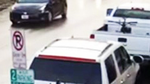 Una cámara de seguridad captó el momento justo en que el atacante se lanza con todo.