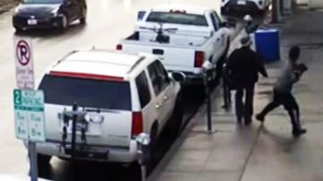 Una cámara de seguridad captó el momento justo en que el atacante se lanza con todo.