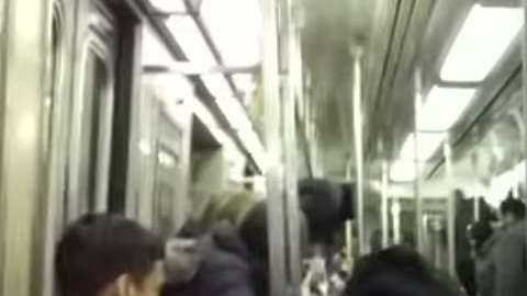 Hombres y mujeres encima de los asientos por temor a la rata.