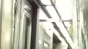 Hombres y mujeres encima de los asientos por temor a la rata.