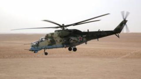 Un helicóptero de ataque ruso Mil Mi-24 vuela sobre la región de Deir ez Zor, en el este de Siria./Getty