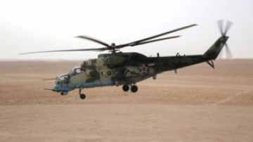 Un helicóptero de ataque ruso Mil Mi-24 vuela sobre la región de Deir ez Zor, en el este de Siria./Getty