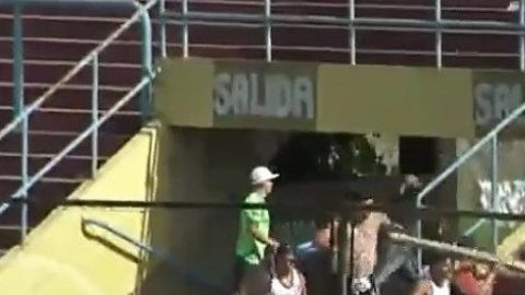Aficionados violentos del Deportivo Español agredieron en la tribuna a los familiares de los jugadores de Sacachispas durante un partido de la Priimera B argentina.