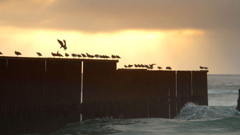 La línea divisora entre las playas de California y Baja California.