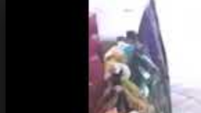 Una mujer está a punto de pagar su compra en una tienda cuando alguien le roba el dinero.