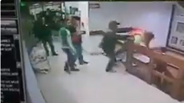 El detenido se arrojó porel cubo de las escaleras. Foto Especial