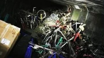 Autoridades revelaron imágenes que muestran como las bicicletas estaban escondidas en un túnel.