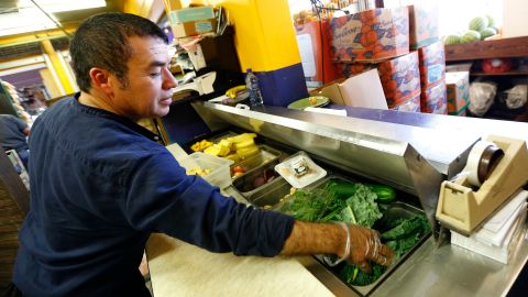 Armando Puente, propietario de Farm Fresh Produce en Fairfax.