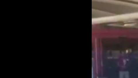 El guarda de seguridad, en frente de la tienda.