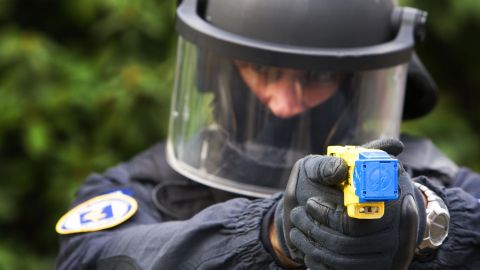 Un agente de policía muestra el arma que pronto portarán los agentes de San Francisco.