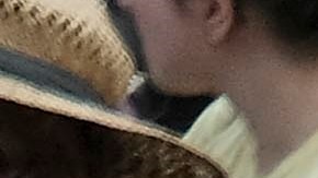 Manifestantes se reúnen en frente del edificio federal Edward Roybal, en el centro de Los Ángeles.