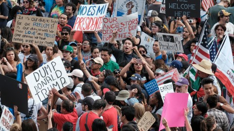 Manifestantes se reúnen en frente del edificio federal Edward Roybal, en el centro de Los Ángeles.