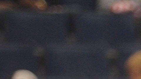 Las selecciones olímpicas de hockey sobre hielo femenil de EEUU y Canadá se enfrentan en el Área de la Bahía.