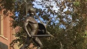 Estudiantes se reúnen alrededor de la estatua "Tommy Trojan", en el corazón de USC.