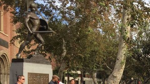 Estudiantes se reúnen alrededor de la estatua "Tommy Trojan", en el corazón de USC.
