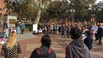 Estudiantes se reúnen alrededor de la estatua "Tommy Trojan", en el corazón de USC.