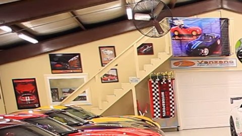Así luce uno de los garajes de la pareja.