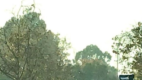 La policía se enfrenta al sospechoso, atrincherado en el vehículo blanco.