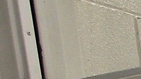 Una mujer indocumentada espera su deportación.