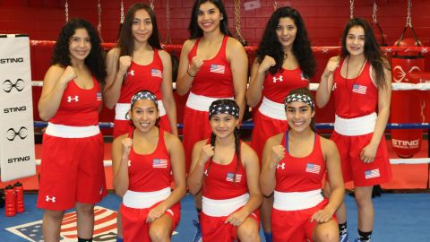 El equipo femenino junior de Estados Unidos en el campeonato mundial. De pie (Izq. a der.) Citlalli Ortiz, Aidyl Cárdenas, Sharahya Moreu, Diana Estrada, Heaven García. Abajo, Isamary Aquino, Amy Salinas y Roma Linda Martínez.