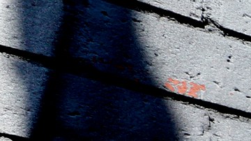 12/04/17/LOS ANGELES/ Homeless Angelina Acuna. Joined by city officials and homeless advocates Mayor Garcetti opened a new hygiene center, the Skid Row Community ReFresh Spot, serving unhoused Angelenos with showers, toilets, and staff offering referrals to housing and services.  (Photo Aurelia Ventura/ La Opinion)