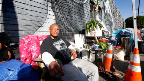 12/04/17/LOS ANGELES/ Homeless Angelina Acuna. Joined by city officials and homeless advocates Mayor Garcetti opened a new hygiene center, the Skid Row Community ReFresh Spot, serving unhoused Angelenos with showers, toilets, and staff offering referrals to housing and services.  (Photo Aurelia Ventura/ La Opinion)