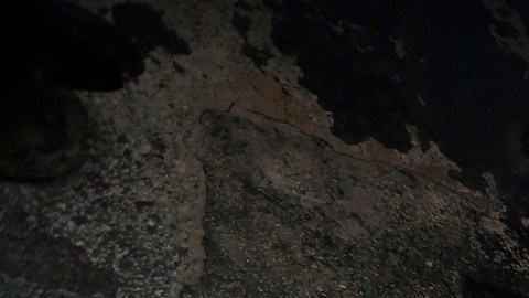 Un bombero lucha contra las llamas del incendio Creek en Sylmar a principios de diciembre de 2017. (Aurelia Ventura/ La Opinion)