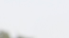 Para los que trabajan al aire libre en medio de los incendios, es indispensable llevar una máscara para protegerse del humo y las cenizas.. (Aurelia Ventura/ La Opinion)