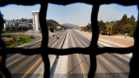 12/06/17/LOS ANGELES/Fire destroyed several homes in the Bel-Air area, triggering the closure of the 405 freeway and mandatory evacuations. (Photo Aurelia Ventura/ La Opinion)