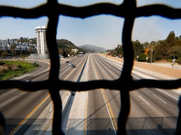 12/06/17/LOS ANGELES/Fire destroyed several homes in the Bel-Air area, triggering the closure of the 405 freeway and mandatory evacuations. (Photo Aurelia Ventura/ La Opinion)