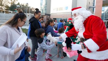 Un Papá Noel saluda a niños en Los Ángeles.
(Aurelia Ventura/La Opinion)