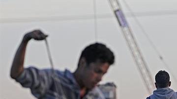 Manifestantes palestinos lanzan piedras contra las tropas israelíes