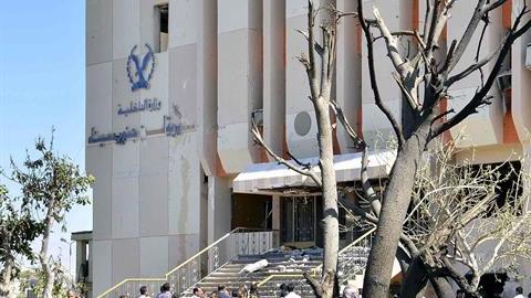 Vista de un coche carbonizado tras un atentado en el Sinaí, Egipto. /EFE