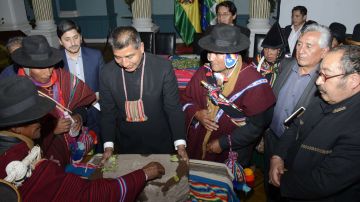 El ministro de Exteriores boliviano, Fernando Huanacuni (c), participa en la entrega de la huella humana pétrea más antigua del mundo. EFE/ ABI