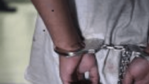 2 hombre arrestado esposas policia