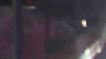 Una grúa transporta la patrulla del LAPD.