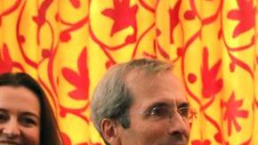 Arturo Pérez Reverte (derecha)