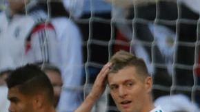 Leo Messi extiende la mano a CR7. EFE