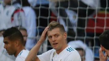 Leo Messi extiende la mano a CR7. EFE